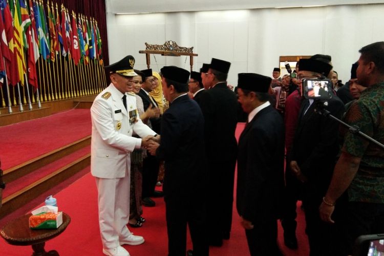 Penjabat Gubernur Jawa Barat M Iriawan saat bersalaman dengan tamu undangan usai prosesi pelantikan di Gedung Merdeka, Bandung, Senin (18/6/2018).