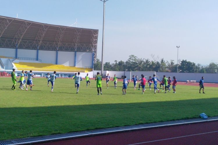 Skuad Persib Bandung saat menjalani latihan pagi pascalibur lebaran di Stadion Arcamanik, Selasa (19/6/2018).
