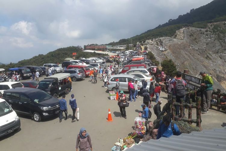 Sejumlah wisatawan saat memadati kawasan wisata alam Tangkuban Parahu, Lembang, Kabupaten Bandung Barat, Selasa (19/6/2018)