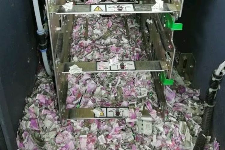 Uang di dalam mesin ATM milik Bank Negara India (BSI) dirusak oleh tikus. (Twitter/Ketan Kundaliya)