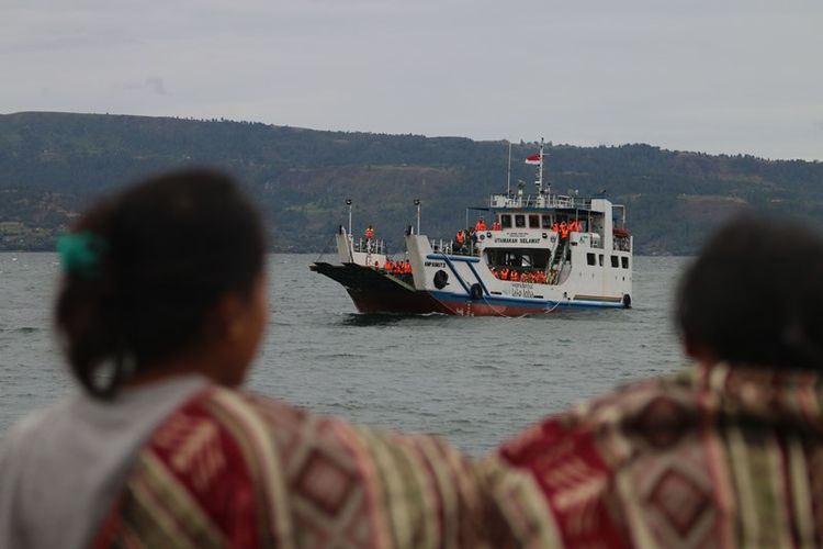 Tim evakuasi gabungan melakukan pencarian korban KM Sinar Bangun yang tenggelam di Danau Toba, Simalungun, Sumatra Utara, Selasa (19/6). KM Sinar Bangun yang mengangkut 128 penumpang tenggelam di Danau Toba pada Senin (18/6) sore, 18 penumpang selamat, satu penumpang tewas, dan 109 penumpang lainnya masih dalam proses pencarian. 