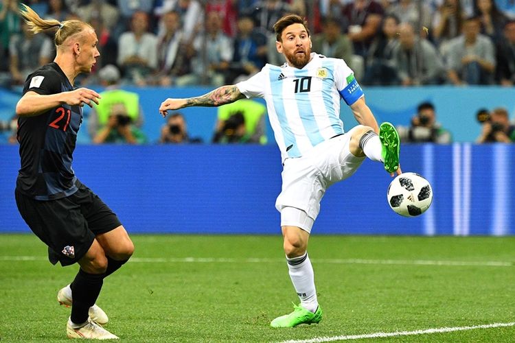Bek Kroasia, Domagoj Vida (kiri), berebut bola dengan striker Argentina, Lionel Messi, dalam pertandingan penyisihan Grup D Piala Dunia 2018 di Nizhny Novgorod Stadium, Nizhny Novgorod, Kamis (21/8/2018).