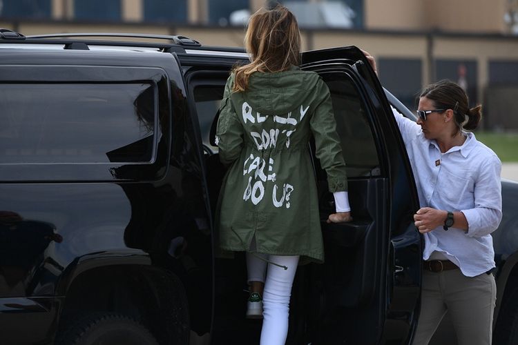 Ibu negara AS Melania Trump mengenakan jaket kontroversial saat berkunjung ke Texas, Kamis (20/6/2018).