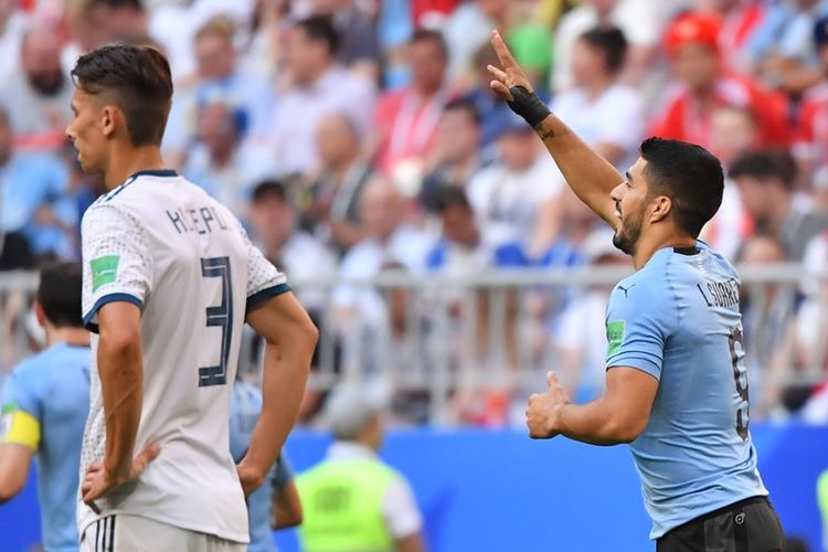 Penyerang Uruguay, Luis Suarez, melakukan selebrasi setelah mencetak gol pertama ke gawang Rusia dalam laga penyisihan Grup A Piala Dunia 2018 di Samara Arena,  Samara, Senin (25/6/2018).