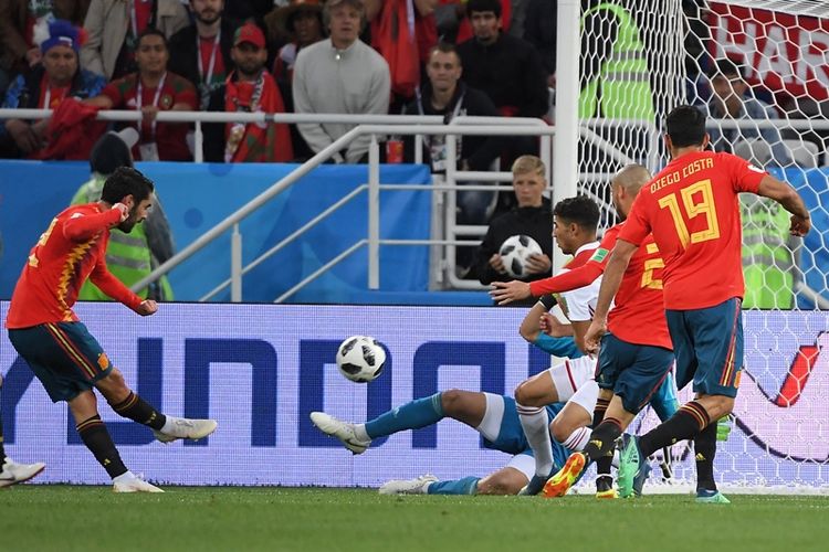 Gelandang Spanyol, Isco (kiri), melepaskan tembakan untuk mencetak gol ke gawang Maroko pada laga penyisihan Grup B Piala Dunia 2018 di Kaliningrad Stadium, Kaliningrad, Senin (25/6/2018).