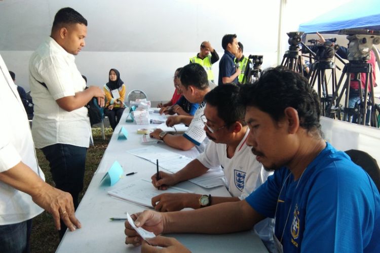 Panitia pemungutan suara (PPS) di TPS 22 RT 03 RW 08 Kelurahan Cigadung, Kecamatan Cibeunying Kaler, Kota Bandung mengusung konsep Piala Dunia. 