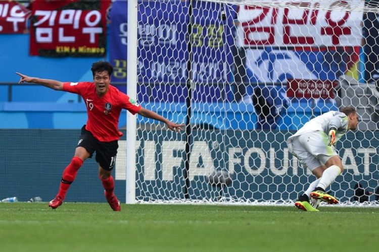Kim Young-gwon merayakan gol Korea Selatan ke gawang Jerman yang dikawal Manuel Neuer pada pertandingan Grup F Piala Dunia 2018 di Kazan Arena, 27 Juni 2018. Korea Selatan menang 2-0, Jerman tersisih di fase grup Piala Dunia untuk kali kedua. 