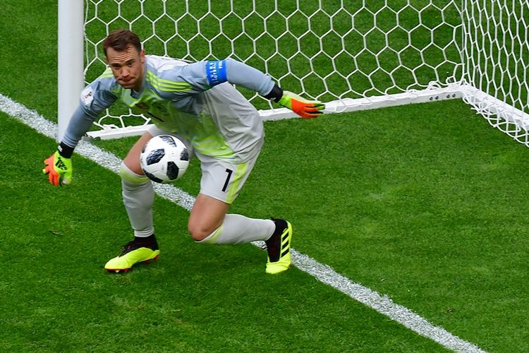 Penjaga gawang Jerman, Manuel Neuer, berusaha melakukan penyelamatan saat melawan Korea Selatan dalam laga penyisihan Grup F Piala Dunia 2018 di Kazan Arena, Kazan, Rabu (27/6/2018).