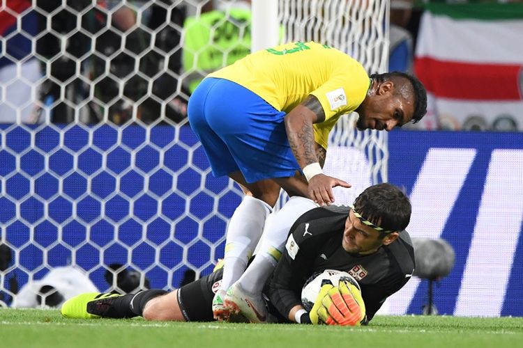 Penjaga gawang Serbia, Vladimir Stojkovic (kanan), mengamankan bola dari ancaman gelandang Brasil, Paulinho, dalam pertandingan penyisihan Grup E Piala Dunia 2018 di Spartak Stadium, Moscow, Rabu (27/6/2018).
