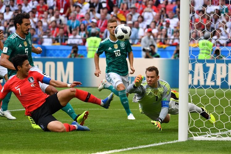 Penjaga gawang Jerman, Manuel Neuer (tengah), berusaha meninju bola sebelum dicocor kapten Korea Selatan, Son Heung-min (kiri), dalam pertandingan penyisihan Grup F Piala Dunia 2018 di Kazan Arena, Kazan, Rabu (27/6/2018).
