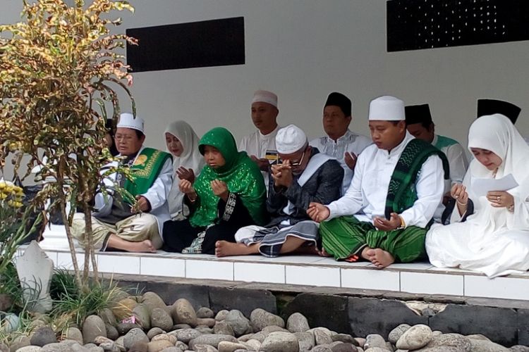 Uu Ruzhanul Ulum saat melakukan ziarah didampingi orangtua dan sesepuh ponpes Miftahul Huda