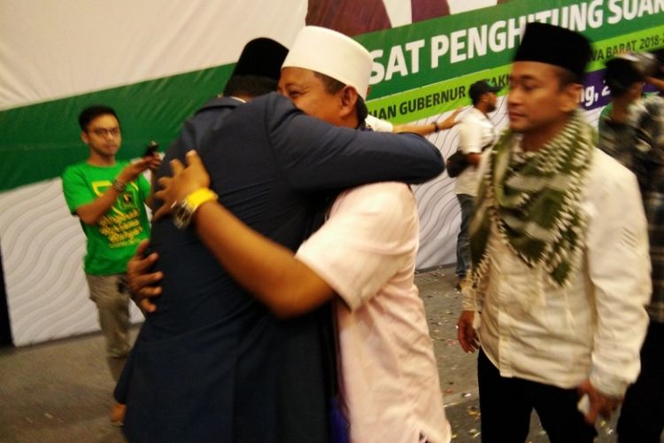 Ridwan Kamil dan Uu Ruzhanul Ulum saat berpelukan usai unggul dalam perolehan hitung cepat Pilkada Jabar, di Hotel Papandayan, Bandung, Rabu (27/6/2018).