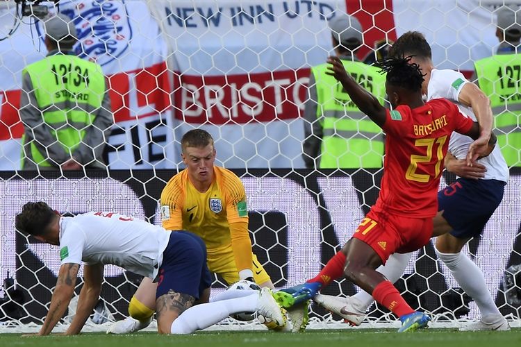 Penjaga gawang Inggris, Jordan Pickford, melakukan penyelamatan ketika melawan Belgia dalam pertandingan penyisihan Grup G Piala Dunia 2018 di Stadion Kaliningrad, Kaliningrad, Kamis (28/6/2018).
