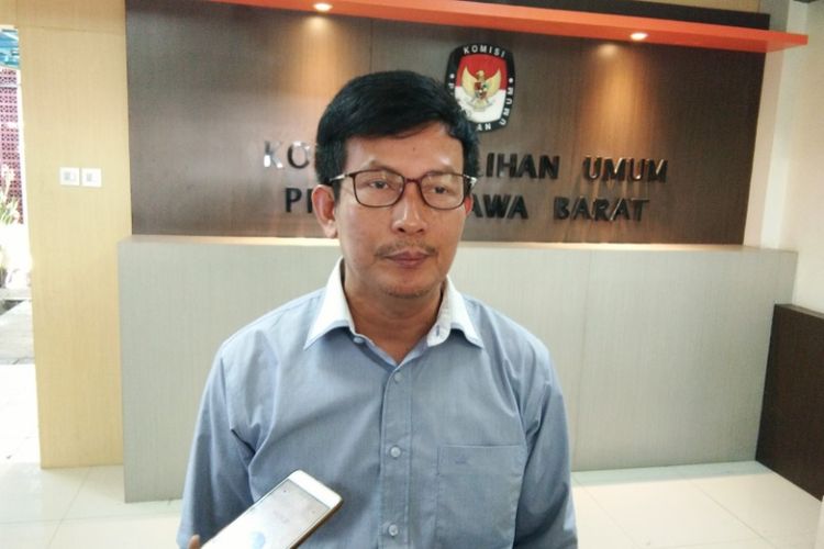 Ketua KPU Jabar Yayat Hidayat saat diwawancarai wartawan di Kantor KPU Jabar, Jalan Garut, Jumat (29/6/2018).