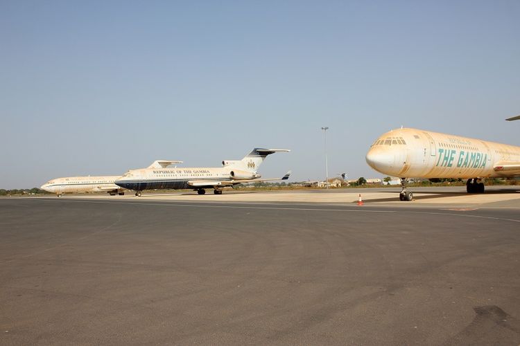 Sedert pesawat milik mantan diktator Gambia Yahya Jammeh kini terparkir berselimut debu di bandara Banjul. 