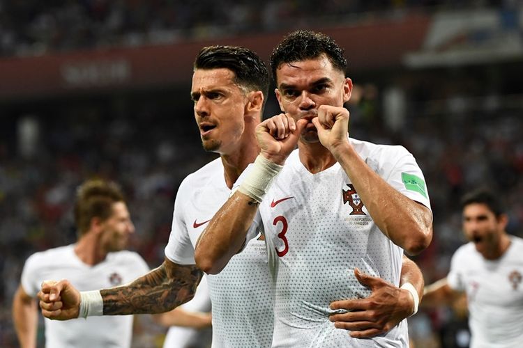 Pemain belakang Portugal, Pepe (kanan), melakukan selebrasi bersama Jose Fonte setelah mencetak gol ke gawang Uruguay dalam pertandingan babak 16 besar Piala Dunia 2018 di Fisht Stadium, Sochi, Sabtu (30/6/2018).
