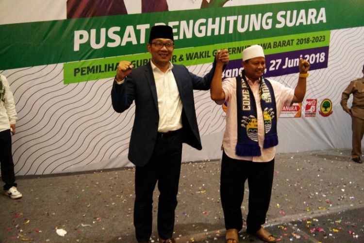 Ridwan Kamil dan Uu Ruzhanul Ulum saat berfoto usai unggul dalam perolehan hitung cepat Pilkada Jabar, di Hotel Papandayan, Bandung, Rabu (27/6/2018).
