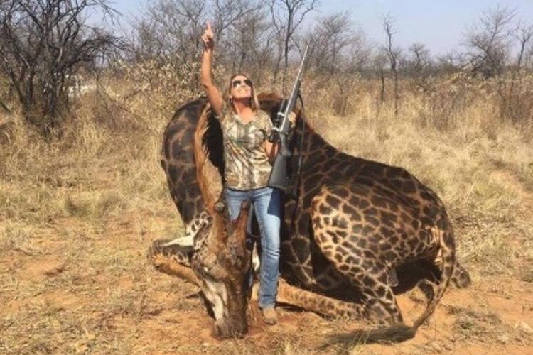 Tess Thompson Talley berpose bersama jerapah yang diburunya di Afrika Selatan pada Juni 2017. (Twitter/Africa Digest)