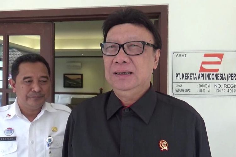 Menteri Dalam Negeri Tjahjo Kumolo saat ditemui wartawan di Stasiun Bandung, Rabu (4/7/2018).