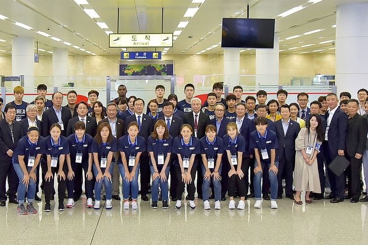 Dalam foto yang diambil pada Selasa (3/7/2018) ini menunjukkan delegasi pejabat dan atlet bola basket Korea Selatan saat tiba di Pyongyang untuk menggelar laga persabatan. 