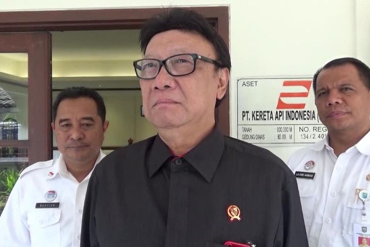 Menteri Dalam Negeri Tjahjo Kumolo saat ditemui wartawan di Stasiun Bandung, Rabu (4/7/2018).