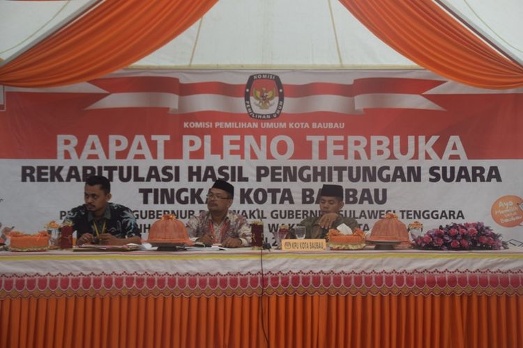 Tiga saksi dari pasangan calon walikota Baubau, sama-sama menolak hasil rekapitulasi penghitungan suara di tingkat KPU Baubau, Sulawesi Tenggara, Kamis (5/7/2018).