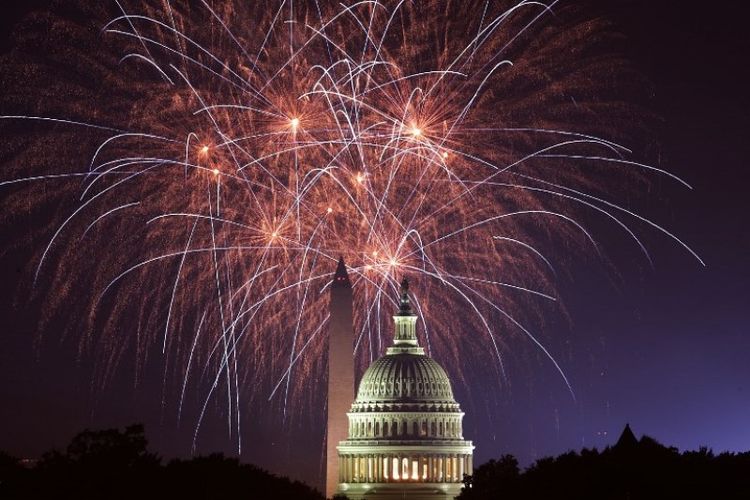 Kembang api di atas Gedung Capitol dan Monumen Washington pada Hari Kemerdekaan Amerika Serikat, 4 Juli 2018 di Washington DC. (AFP/Alex Wong)