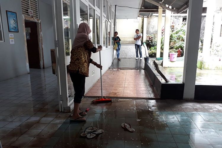 Petugas kebersihan membersihkan sejumlah ruangan RSUD Ternate, Maluku Utara, yang terkena banjir, Jumat (6/7/2018)
