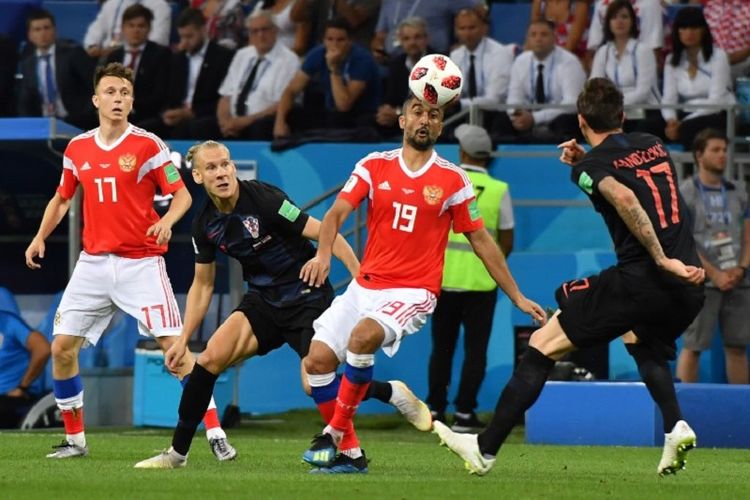 Gelandang Rusia, Alexander Samedov, mendapatkan kawalan dari bek Kroasia, Domagoj Vida, pada pertandingan babak 8 besar atau perempat final Piala Dunia 2018 di Stadion Olimpiade Fisht, 7 Juli 208. 