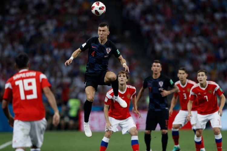 Ivan Perisic menyundul bola dalam pertandingan Rusia vs Kroasia pada babak 8 besar atau perempat final Piala Dunia 2018 di Sochi, 7 Juli 2018. 