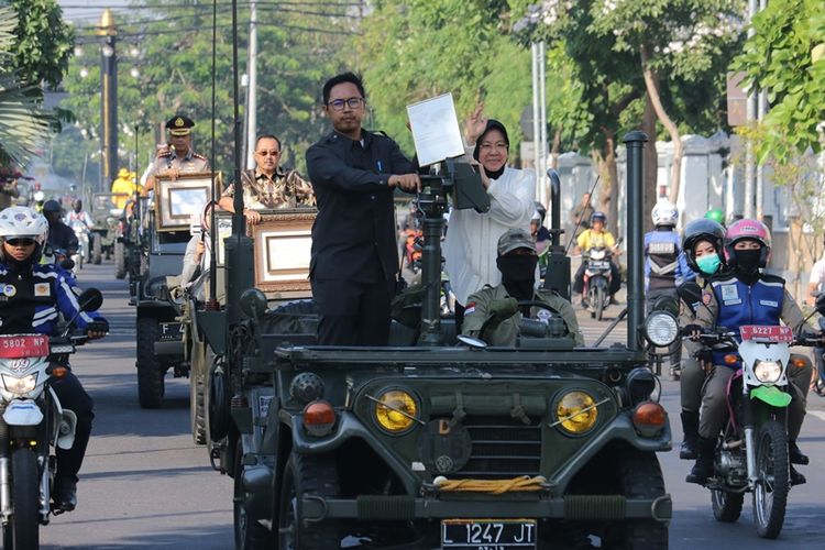 Wali Kota Surabaya Tri Rismaharini (kanan) mengarak piagam penghargaan, di Surabaya, Jawa Timur, Selasa (10/7). Kota Surabaya menyabet penghargaan internasional Lee Kuan Yew World City Prize kategori Special Mention yang diarak keliling Surabaya bersama dua penghargaan lain yaitu ASEAN Tourism Forum (ATF) di Thailand dan OpenGov Asia Recognition of Excellence di Jakarta. 