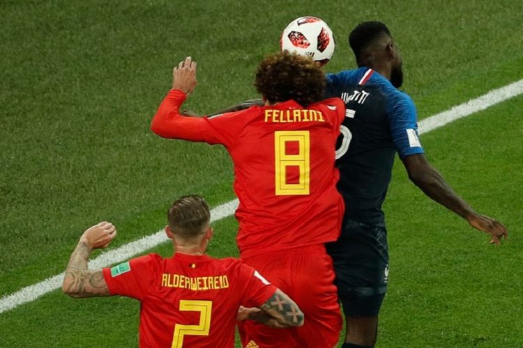 Samuel Umtiti dan Marouane Fellaini berduel memperebutkan bola di udara dalam pertandingan Perancis vs Belgia pada semifinal Piala Dunia 2018 di St. Petersburg, 10 Juli 2018. 