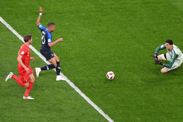 Kiper Belgia, Thibaut Courtois, menahan tendangan penyerang Perancis, Kylian Mbappe, pada pertandingan semifinal Piala Dunia 2018 di St. Petersburg, 10 Juli 2018. 