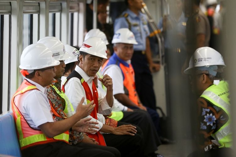Presiden Joko Widodo (ketiga kiri) didampingi Menteri Perhubungan (Menhub) Budi Karya Sumadi (kedua kiri) serta Menteri Kabinet Kerja saat berada di dalam gerbong Light Rail Transit (LRT) atau kereta ringan saat meninjau pengoperasian LRT di Palembang, Sumatera Selatan, Jumat (13/7). Presiden Joko Widodo mengatakan LRT Palembang merupakan LRT pertama yang beroperasi di Indonesia. 