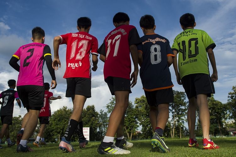 Anak-anak anggota tim sepak bola Wild Boars yang terjebak di dalam goa selama sembilan hari kembali berlatih di Chiang Rai, Thailand.