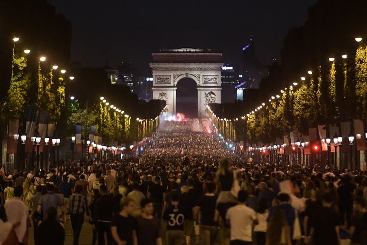Ribuan warga Perancis merayakan keberhasilan negeri itu lolos ke final Piala Dunia 2018 di depan Arc de Triomphe di Champs Elysees,Paris pada 10 Juli 2018.