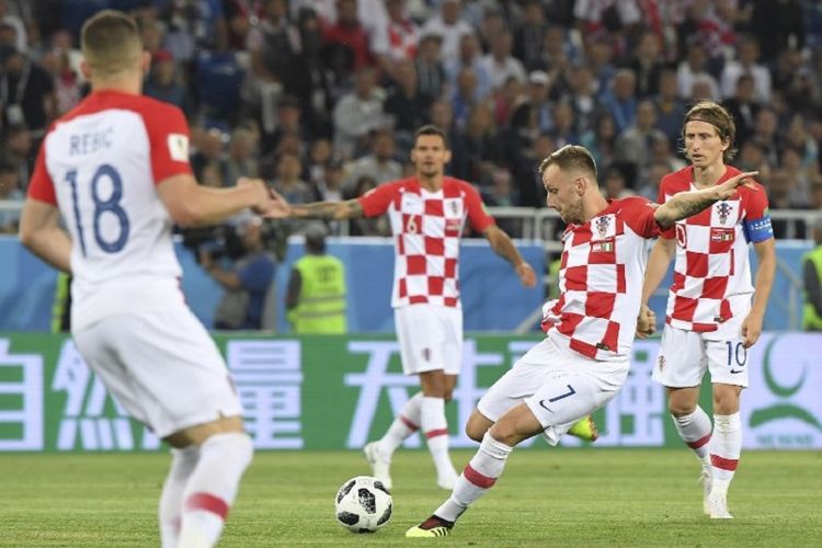 Ivan Rakitic melepas tembakan pada pertandingan Kroasia vs Nigeria dalam penyisihan Piala Dunia 2018 di Kaliningrad, 16 Juni 2018. 