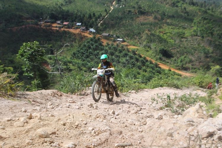 Rider di rute Tebing Kayangan, Desa Pelawan, Kecamatan Maje, Kabupaten Kaur, Bengkulu
