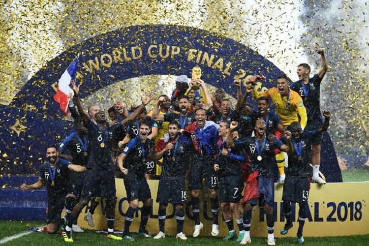 Perancis merayakan keberhasilan menjadi juara Piala Dunia 2018 seusai mengalahkan Kroasia pada laga final di Stadion Luzhniki, 15 Juli 2018. 