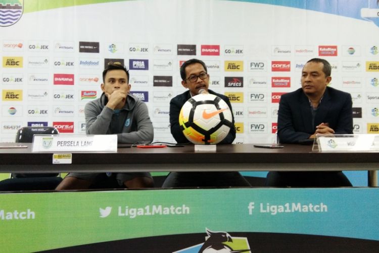Pelatih Persela Lamongan Aji Santoso bersama gelandang M Agung Pribadi saat memberikan keterangan kepada media usai laga kontra Persib di Stadion Gelora Bandung Lautan Api, Senin (16/7/2018) malam. 