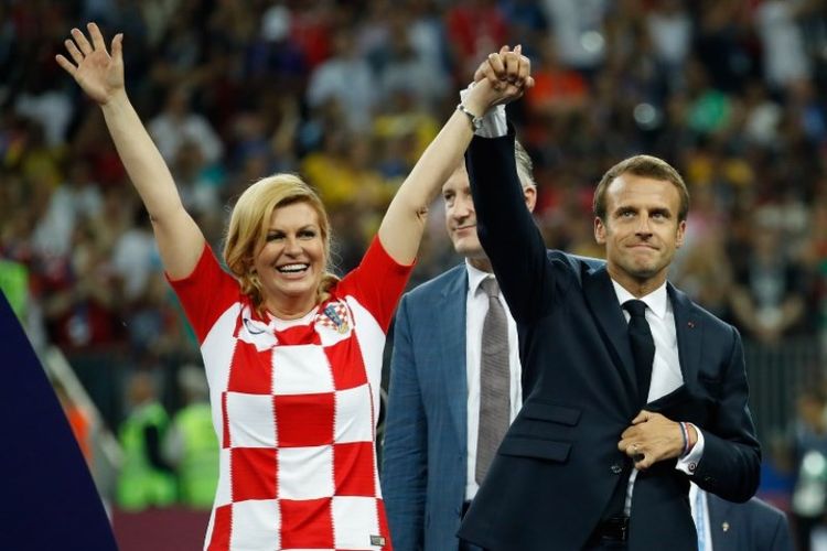 Presiden Kroasia Kolinda Grabar-Kitarovic dan Presiden Prancis Emmanuel Macron berada di Stadion Luzhniki di Moskwa, Rusia, Minggu (15/7/2018). (AFP/Odd Andersen)