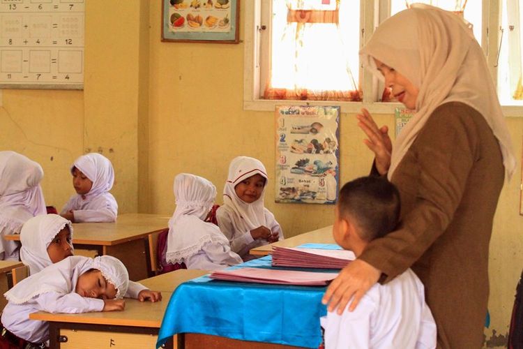 Murid baru mengikuti kegiatan hari pertama sekolah di SDN-7 Lhokseumawe, Aceh, Senin (16/7). Hari pertama masuk sekolah tahun ajaran 2018-2019 dimulai secara serentak di Indonesia pada Senin 16 Juli. 