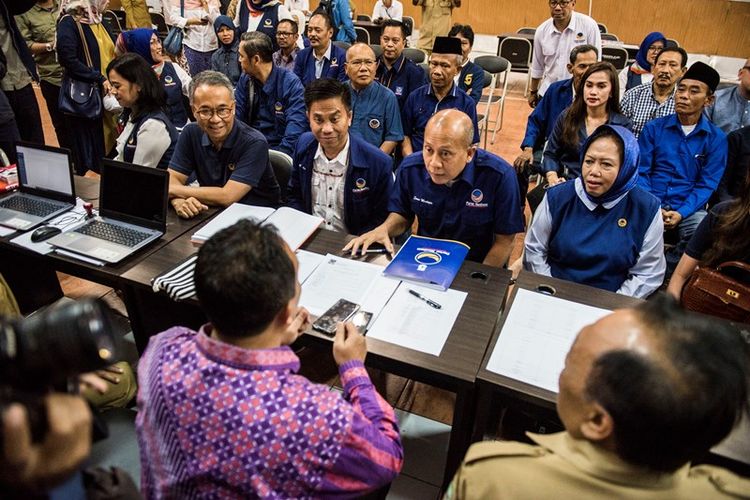 Ketua DPW Partai Nasdem Jabar Saan Mustopa (kedua kanan) mendaftarkan bakal calon anggota legislatif Jabar di KPU Jabar, Bandung, Jawa Barat, Senin (16/7). DPW Nasdem Jawa Barat mendaftarkan 120 bakal calon anggota legislatif provinsi dan kabupaten/kota untuk mengikuti Pemilihan Legislatif 2019. 