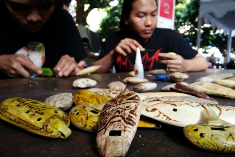 Sejumlah mahasiswa Jurusan Seni Musik Universitas Pasundan saat membuat Pelok Song, alat musik tiup dari cangkang biji mangga, Jumat (20/7/2018).
