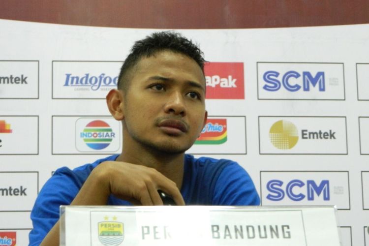 Gelandang muda Persib Bandung Gian Zola saat menghadiri jumpa pers beberapa waktu lalu. 