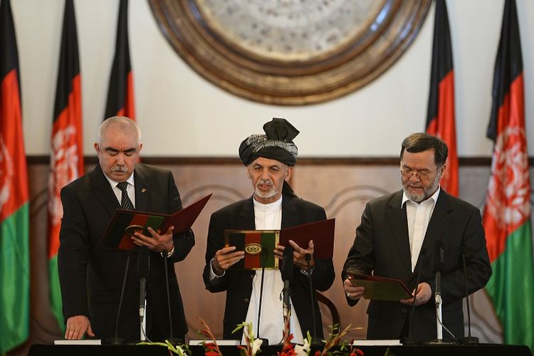 Dalam foto yang diambil pada 29 September 2014 ini terlihat Abdul Rashid Dostum (kiri) tengah membacakan sumpahnya sebagai wakil presiden Afghanistan. Dia membacakan sumpah bersama Presiden Ashraf Ghani (tengah) dan mantan Menteri Kehakiman Sarwar Danish (kanan)  yang juga menjadi wakil presiden.