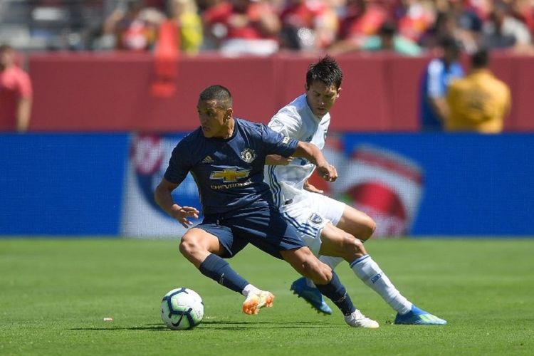 Alexis Sanchez mencoba melewati penjagaan Shea Salinas saat Manchester United berhadapan dengan San Jose Earthquakes di Stadion Levis, 22 Juli 2018. 