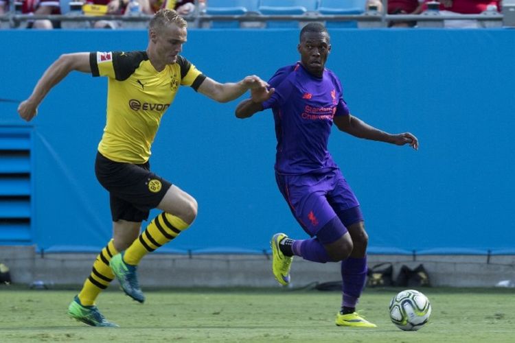 Penyerang Liverpool, Daniel Sturridge, dibayang-bayangi pemain Borussia Dortmund, Amos Pieper, pada pertandingan ICC 2018 di Charlotte, 22 Juli 2018. 