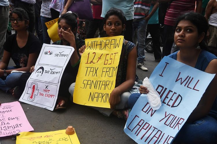 Foto yang diambil pada 16 Juni 2017 ini memperlihatkan para pelajar India menggelar unjuk rasa menentang pajak 12 persen untuk produk-produk kewanitaan. 