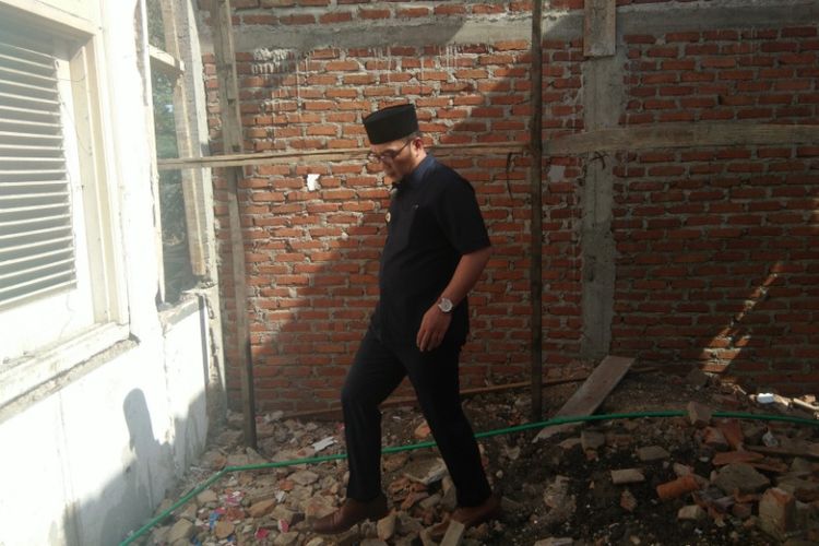 Wali Kota Bandung Ridwan Kamil saat mengecek bangunan cagar budaya di Jalan Gatot Subroto yang hancur dibongkar sengaja oleh pemiliknya, Senin (23/7/2018).